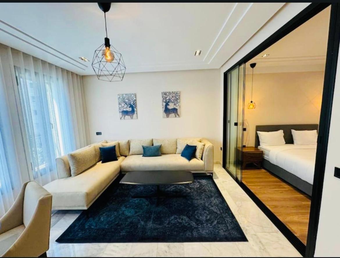 Les Joyeux Luxury Et Casablanca
