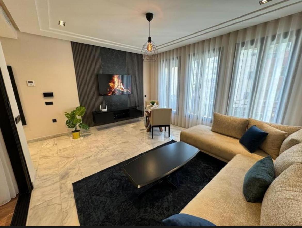 Les Joyeux Luxury Et Casablanca