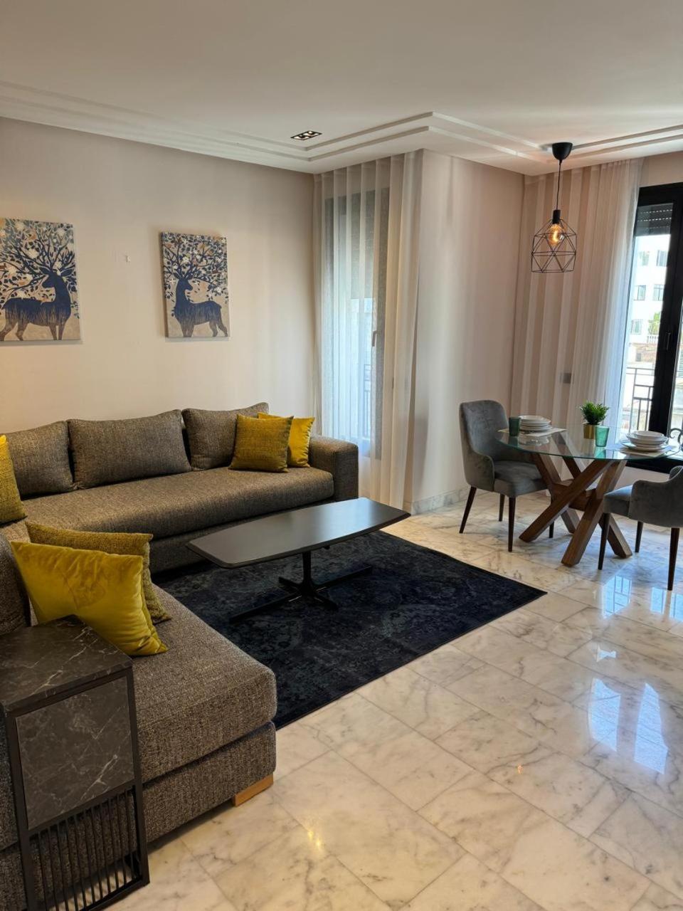 Les Joyeux Luxury Et Casablanca