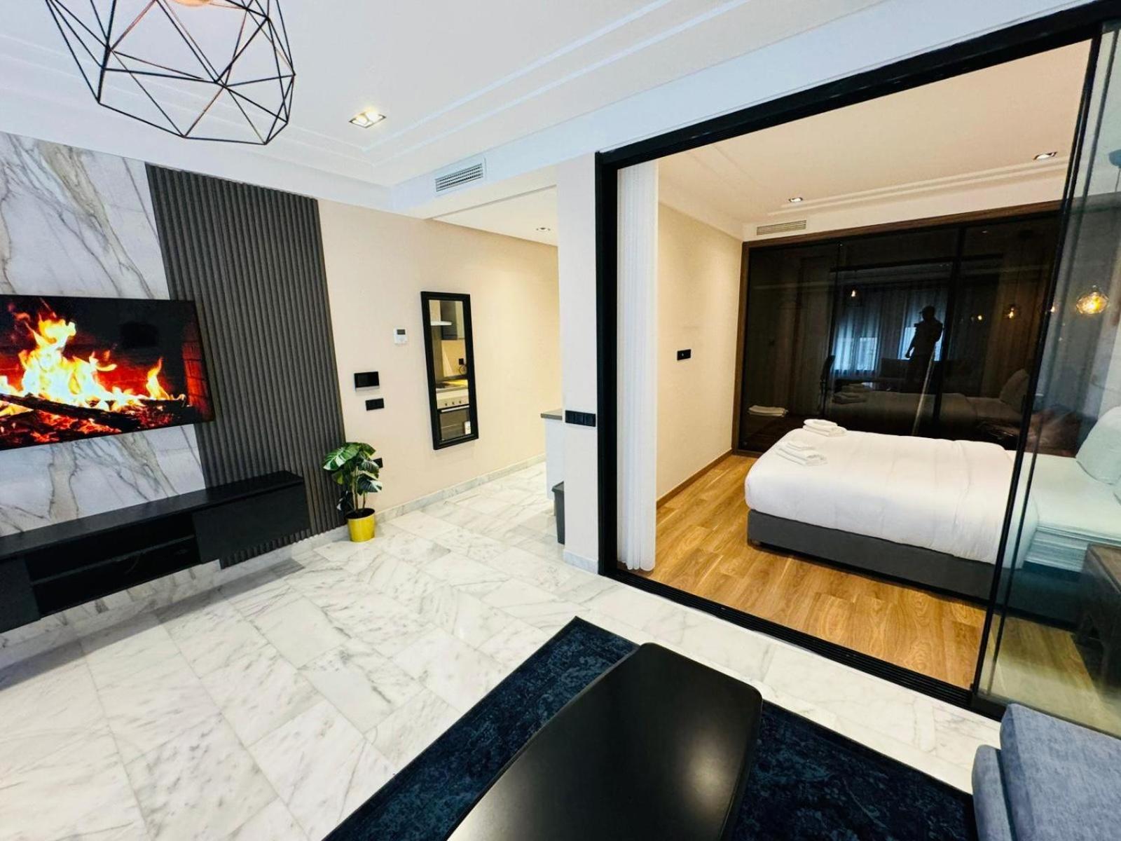 Les Joyeux Luxury Et Casablanca