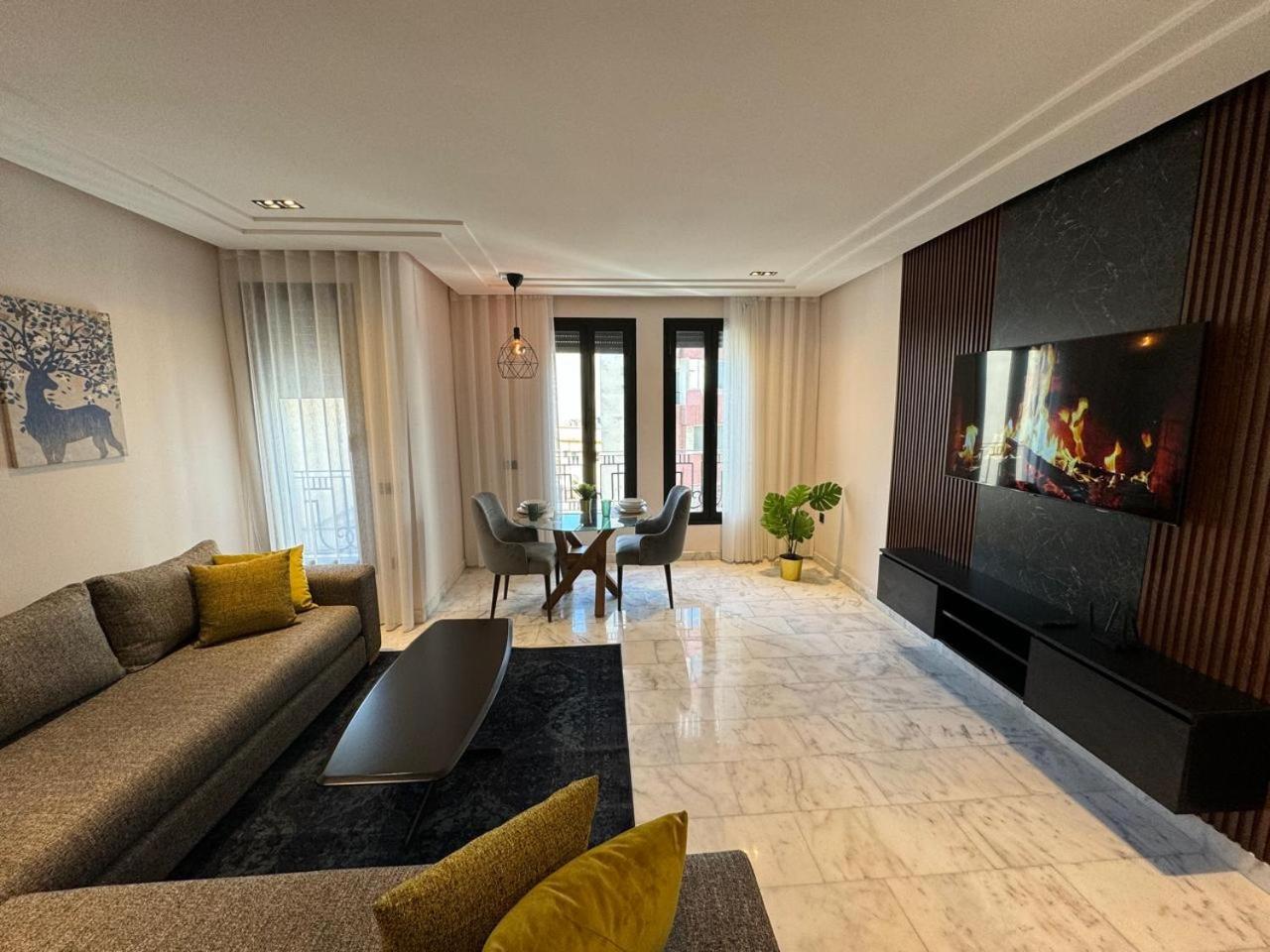 Les Joyeux Luxury Et Casablanca