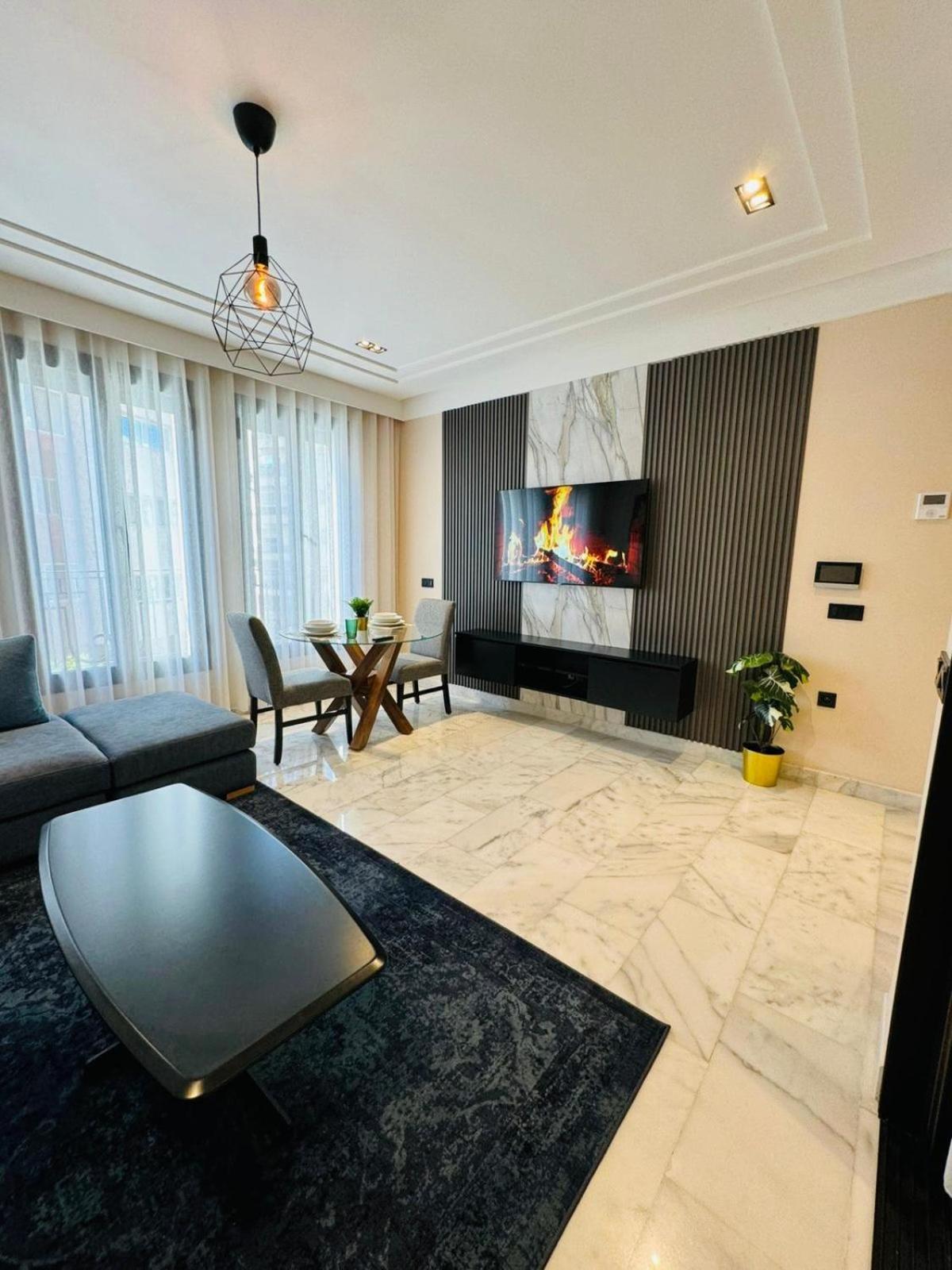 Les Joyeux Luxury Et Casablanca