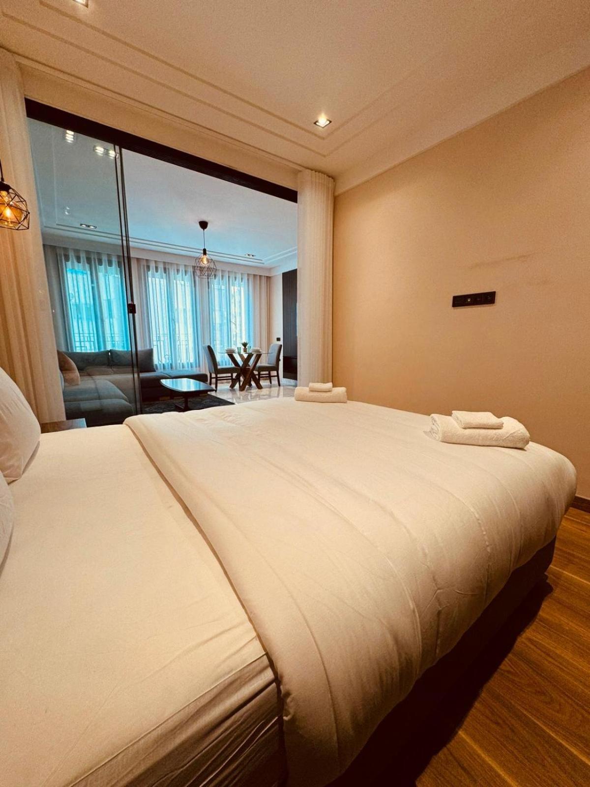 Les Joyeux Luxury Et Casablanca